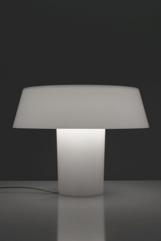 Weiße Amami Tischleuchte von Artemide mit zylindrischem Fuß und konischem Lampenschirm.